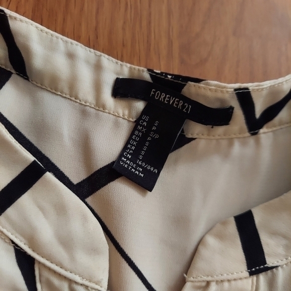 Forever 21 popover blouse black white geometric print roll tab sleeves Sz small - Picture 3 of 8